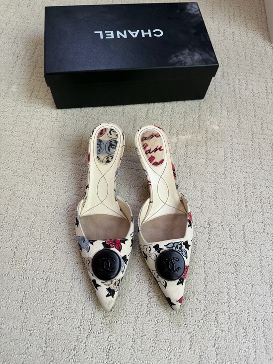 CHANEL Shoes - CHANEL vintage 2006 rue cambon floral mules